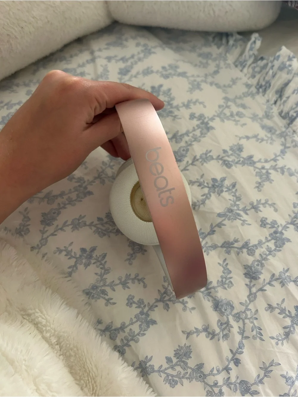Wireless Solo 3 Beats by Dre Over-Ear Headphones - Rose Gold and White - Picture 8 of 13